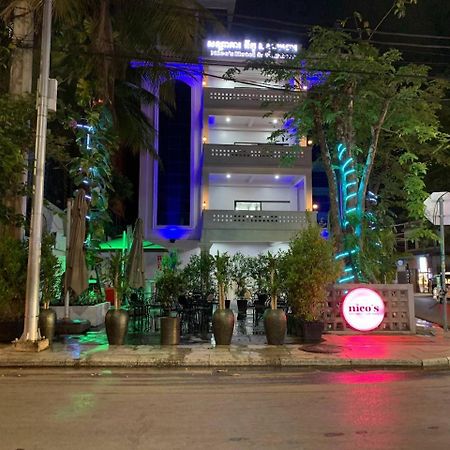 Nico'S Hotel And Skybar Siem Reap Exteriör bild