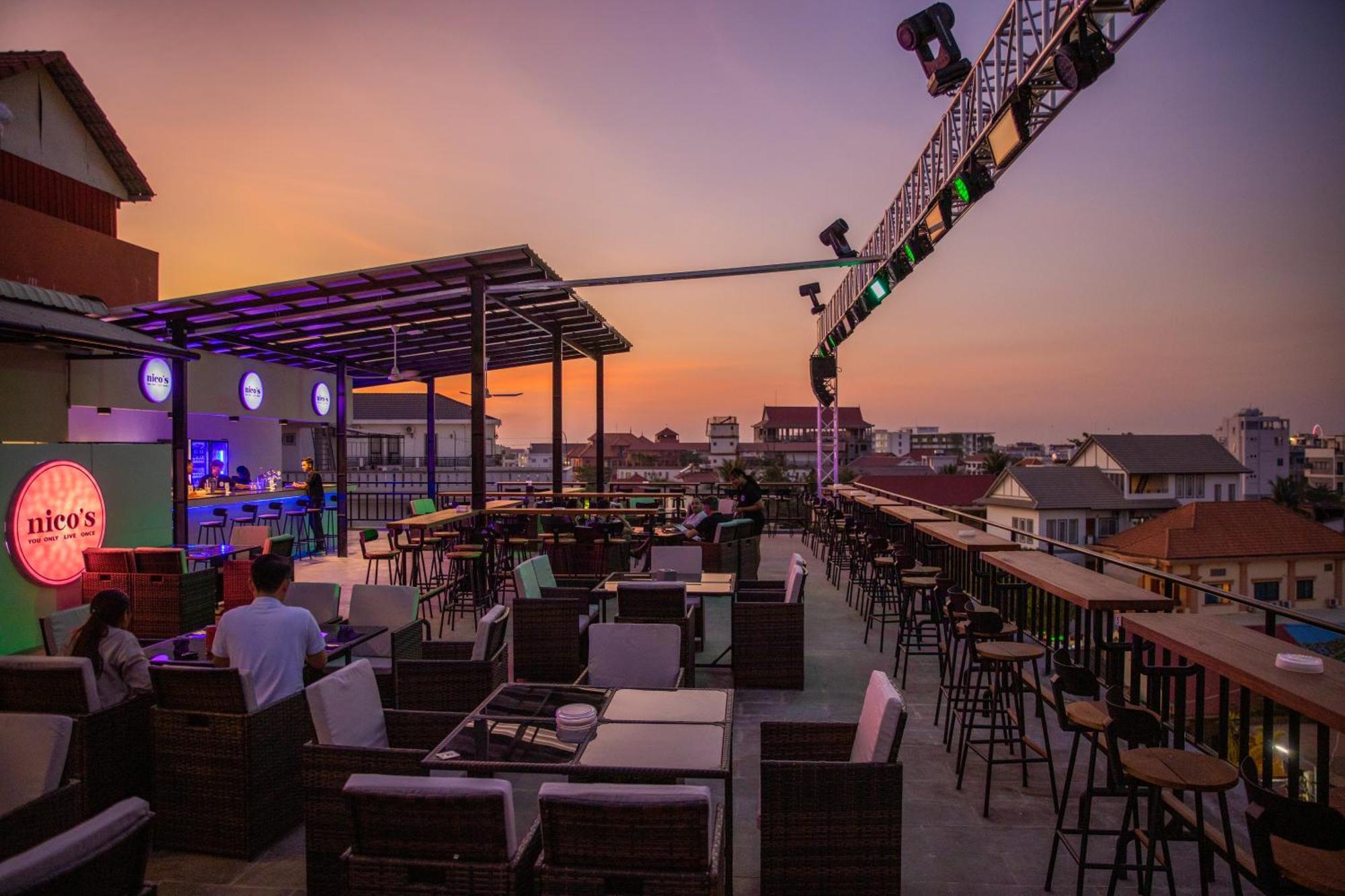 Nico'S Hotel And Skybar Siem Reap Exteriör bild