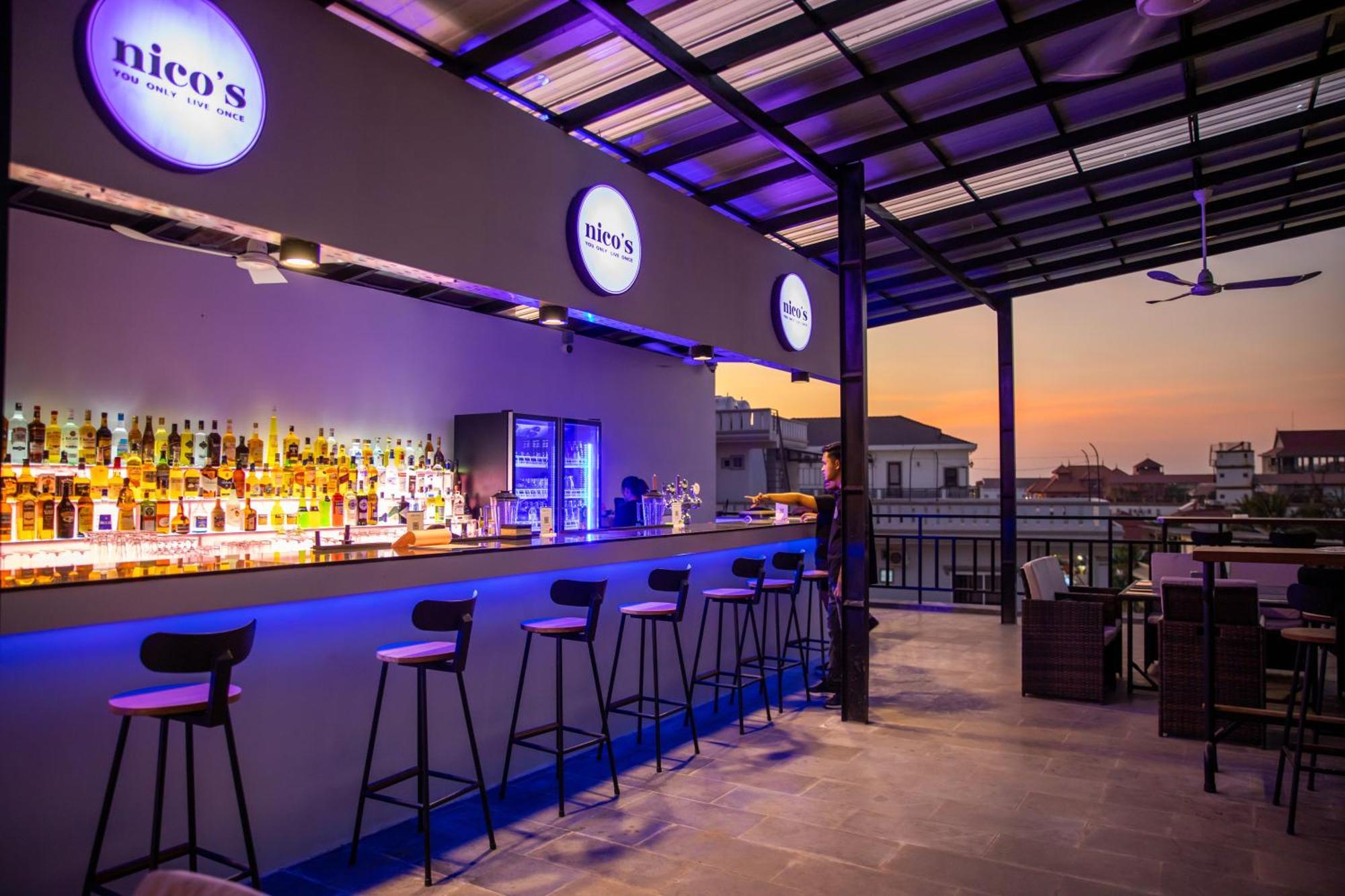 Nico'S Hotel And Skybar Siem Reap Exteriör bild