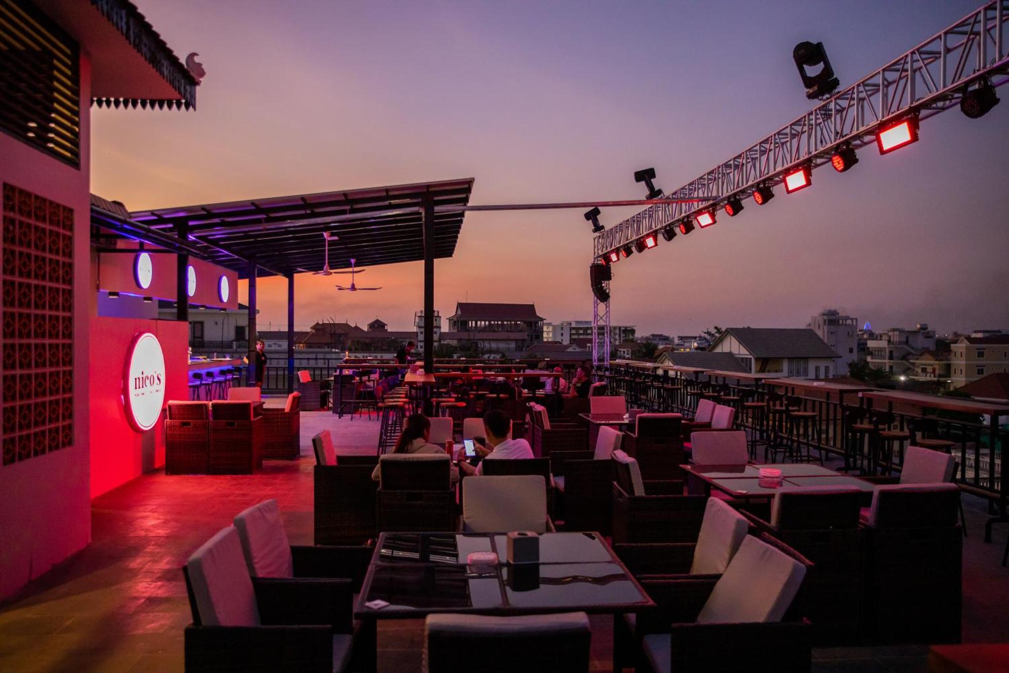 Nico'S Hotel And Skybar Siem Reap Exteriör bild