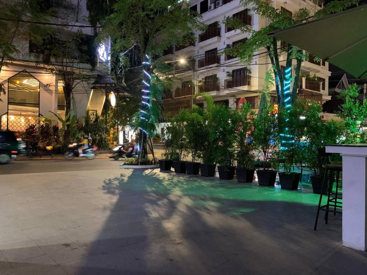 Nico'S Hotel And Skybar Siem Reap Exteriör bild